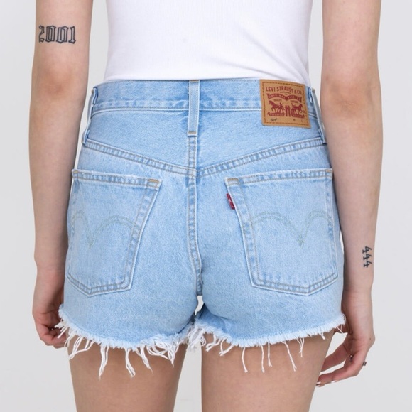 Levi’s 501 high-rise denim shorts frayed light wash button-fly 26 56327-0250 - Picture 1 of 8